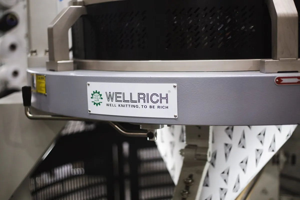 Tear jacquard eletrônico Wellrich produzindo malha com desenho