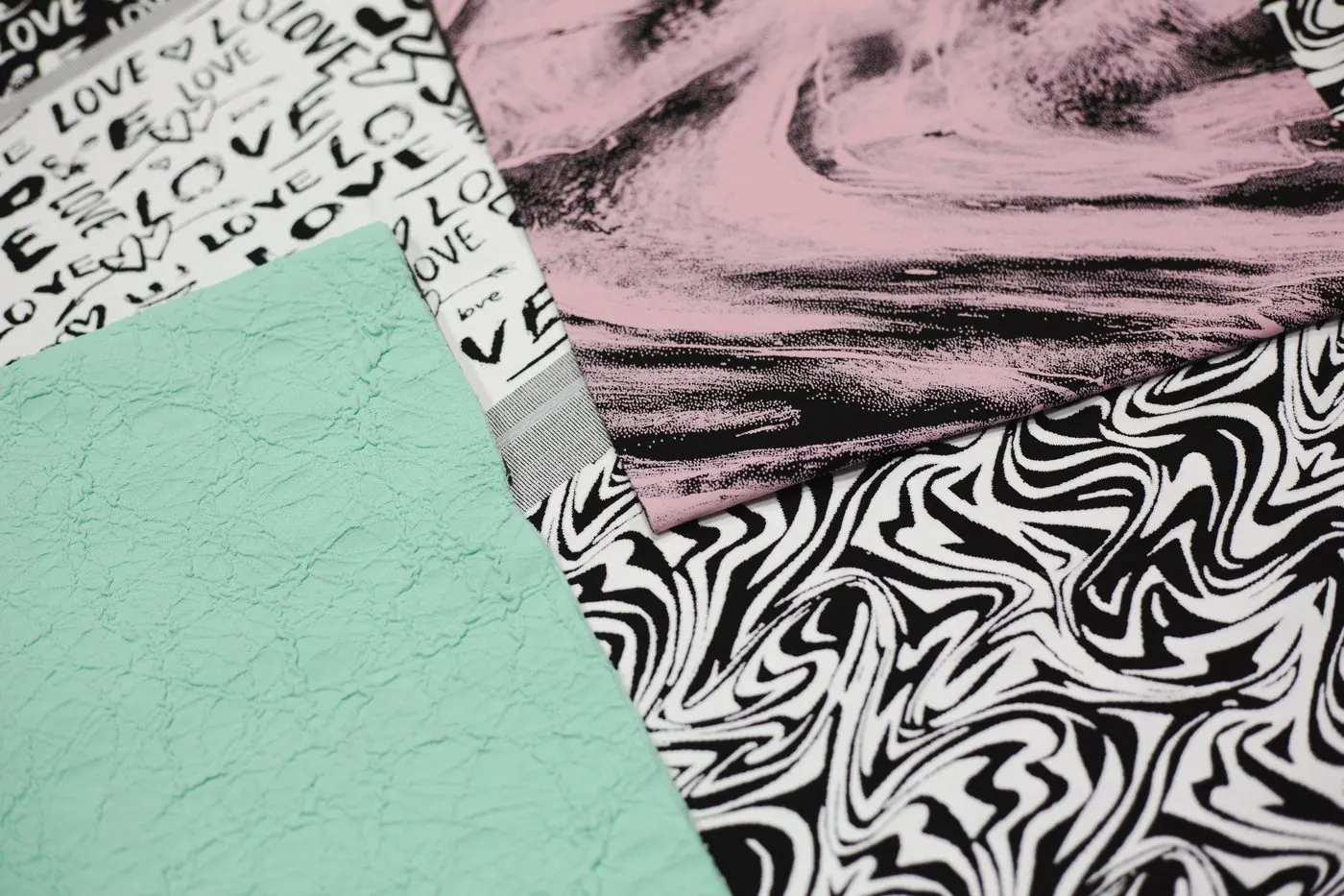 Malhas jacquard com desenhos e texturas produzidas em tear Wellrich